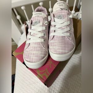 Brand new in box Roxy sneaker, size 3. Pink/white